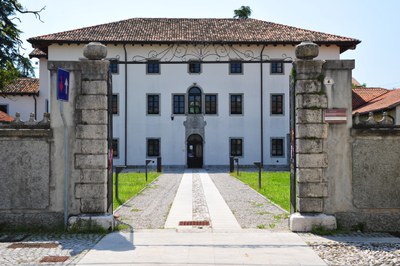 LESTIZZA BIBLIOTECA .JPG