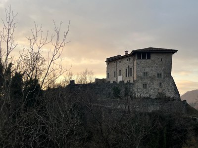 MAGNANO IN RIVIERA THE CASTEL ON A HILL.jpg